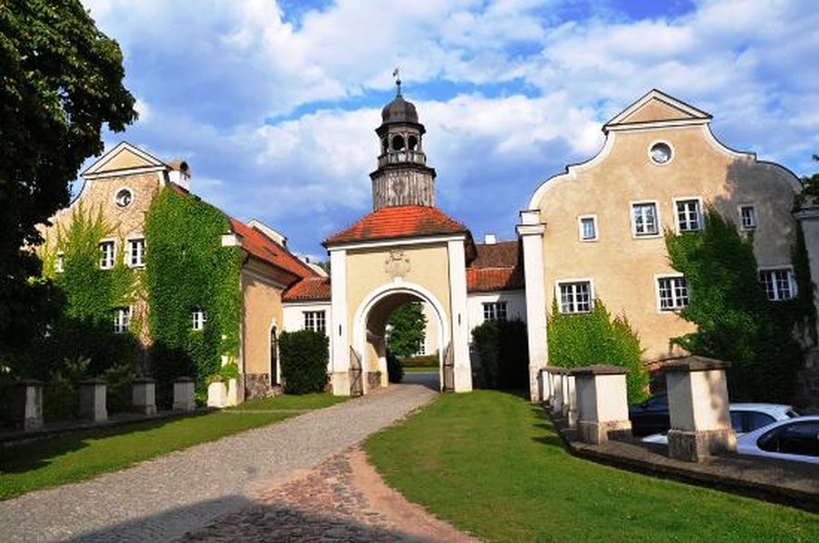 Torhaus und Zufahrt von Pałac i Folwark Galiny